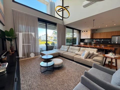 Sobrado com 351m², 5 dormitórios, 5 suítes, 4 vagas, Malibu em Xangri-Lá