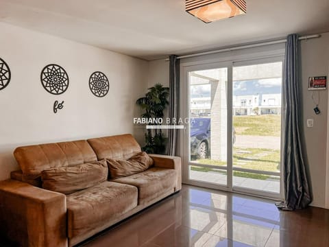 Sobrado com 101m², 3 dormitórios, 1 suíte, 2 vagas, Pateo Marbella em Xangri-Lá