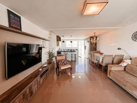 Sobrado com 101m², 3 dormitórios, 1 suíte, 2 vagas, Pateo Marbella em Xangri-Lá