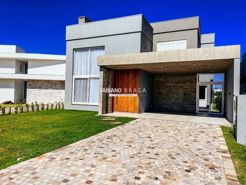 Sobrado com 250m², 4 dormitórios, 4 suítes, 3 vagas, Riviera em Xangri-Lá