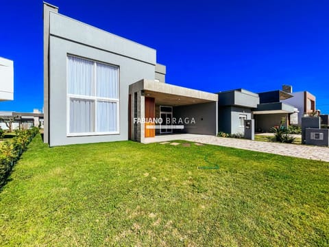 Sobrado com 250m², 4 dormitórios, 4 suítes, 3 vagas, Riviera em Xangri-Lá
