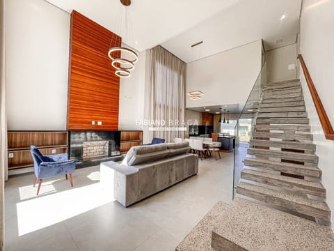 Sobrado com 250m², 4 dormitórios, 4 suítes, 3 vagas, Riviera em Xangri-Lá