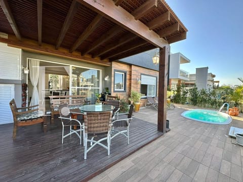 Casa Condomínio com 192m², 4 dormitórios, 4 suítes, 2 vagas, Capão Ilhas Resort em Capão da Canoa