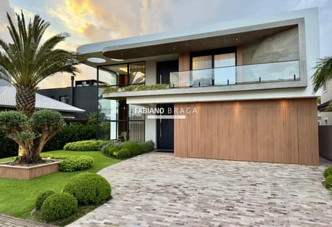 Sobrado com 596m², 5 dormitórios, 5 suítes, 2 vagas, Velas da Marina em Capão da Canoa