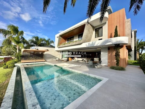 Sobrado com 596m², 5 dormitórios, 5 suítes, 2 vagas, Velas da Marina em Capão da Canoa