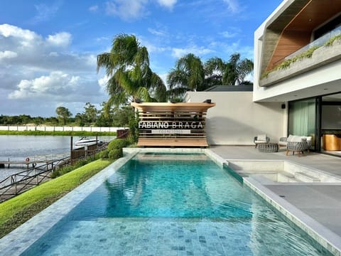 Sobrado com 596m², 5 dormitórios, 5 suítes, 2 vagas, Velas da Marina em Capão da Canoa