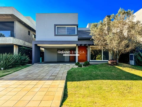 Sobrado com 392m², 4 dormitórios, 4 suítes, 4 vagas, Enseada Lagos em Xangri-Lá