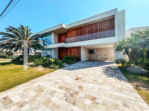 Sobrado com 415m², 6 dormitórios, 6 suítes, 2 vagas, Enseada Lagos em Xangri-Lá
