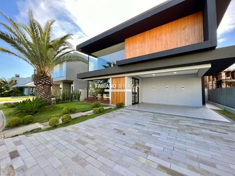 Sobrado com 350m², 5 dormitórios, 5 suítes, 2 vagas, Velas da Marina em Capão da Canoa