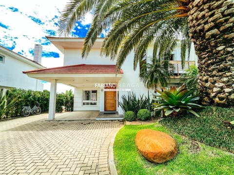 Sobrado com 266m², 3 dormitórios, 3 suítes, 2 vagas, Green Village Golf Club em Xangri-Lá