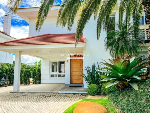 Sobrado com 266m², 3 dormitórios, 3 suítes, 2 vagas, Green Village Golf Club em Xangri-Lá