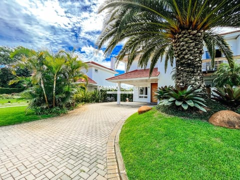 Sobrado com 266m², 3 dormitórios, 3 suítes, 2 vagas, Green Village Golf Club em Xangri-Lá