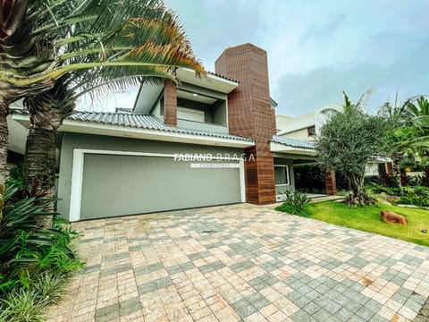 Sobrado com 495m², 5 dormitórios, 5 suítes, 2 vagas, Velas da Marina em Capão da Canoa