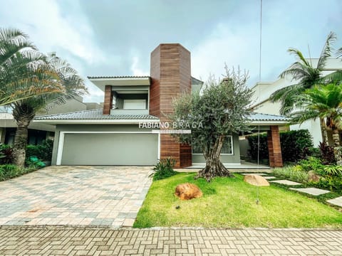 Sobrado com 495m², 5 dormitórios, 5 suítes, 2 vagas, Velas da Marina em Capão da Canoa
