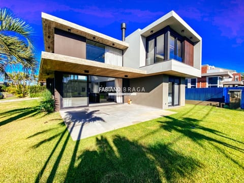 Sobrado com 225m², 4 dormitórios, 4 suítes, 2 vagas, Acqualina em Xangri-Lá