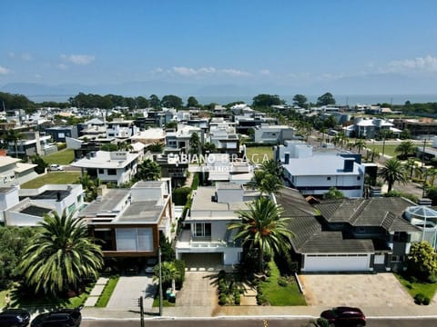 Sobrado com 320m², 4 dormitórios, 4 suítes, 2 vagas, Velas da Marina em Capão da Canoa