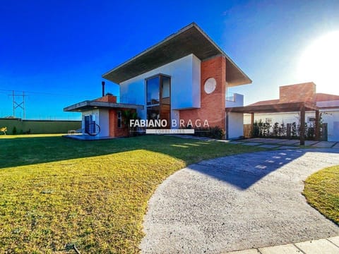 Sobrado com 234m², 3 dormitórios, 3 suítes, 2 vagas, Green Village Golf Club em Xangri-Lá