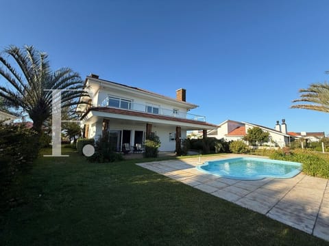 Sobrado com 370m², 4 dormitórios, 4 suítes, 2 vagas, Green Village Golf Club em Xangri-Lá