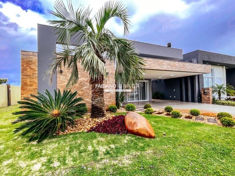 Casa Condomínio com 220m², 4 dormitórios, 4 suítes, 2 vagas, Riviera em Xangri-Lá