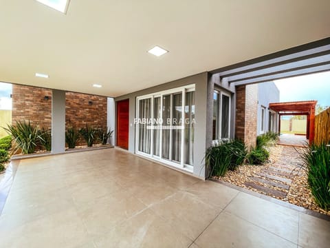 Casa Condomínio com 220m², 4 dormitórios, 4 suítes, 2 vagas, Riviera em Xangri-Lá
