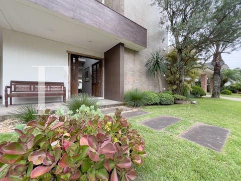 Sobrado com 390m², 5 dormitórios, 5 suítes, 2 vagas, Porto Coronado em Xangri-Lá