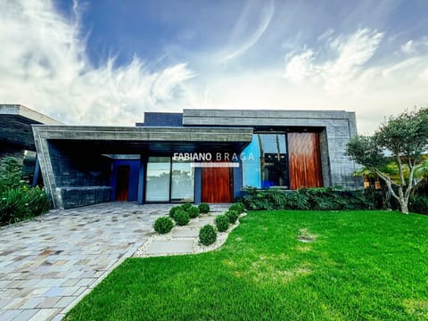 Casa Condomínio com 270m², 4 dormitórios, 4 suítes, 2 vagas, Velas da Marina em Capão da Canoa