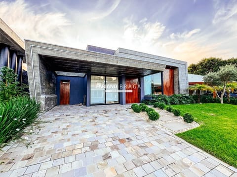 Casa Condomínio com 270m², 4 dormitórios, 4 suítes, 2 vagas, Velas da Marina em Capão da Canoa
