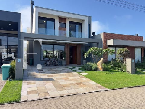 Sobrado com 211m², 4 dormitórios, 4 suítes, 2 vagas, Blue em Xangri-Lá