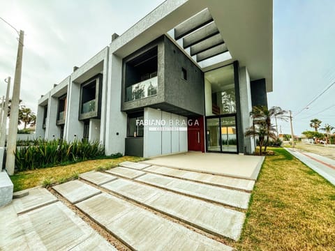 Casa com 167m², 4 dormitórios, 4 suítes, 2 vagas, no bairro Centro de Xangri-Lá em Xangri-Lá