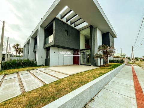 Casa com 167m², 4 dormitórios, 4 suítes, 2 vagas, no bairro Centro de Xangri-Lá em Xangri-Lá