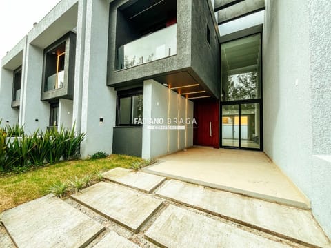 Casa com 156m², 4 dormitórios, 2 suítes, 2 vagas, no bairro Centro em Xangri-Lá