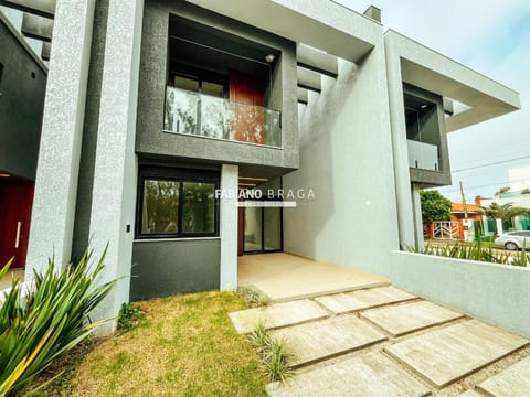 Casa com 156m², 4 dormitórios, 2 suítes, 2 vagas, no bairro Centro em Xangri-Lá