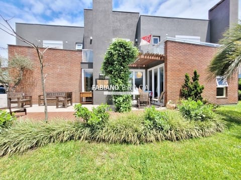 Sobrado com 220m², 4 dormitórios, 3 suítes, 2 vagas, Acqualina em Xangri-Lá