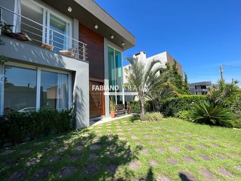 Sobrado com 148m², 4 dormitórios, 2 suítes, 2 vagas, Las Palmas em Xangri-Lá