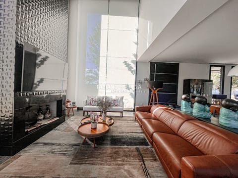Sobrado com 320m², 5 dormitórios, 5 suítes, 3 vagas, Enseada Lagos em Xangri-Lá