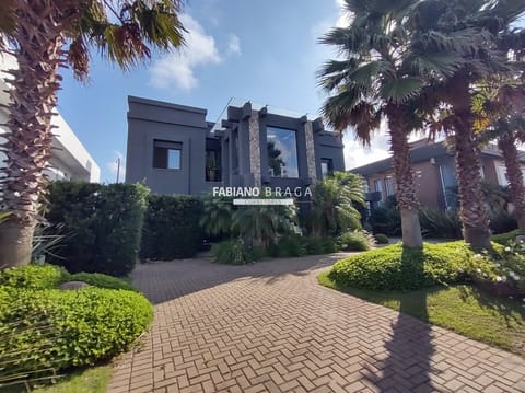 Sobrado com 469m², 5 dormitórios, 5 suítes, 2 vagas, Villaggio em Xangri-Lá
