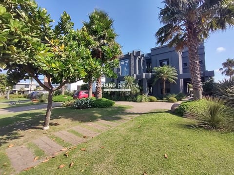 Sobrado com 469m², 5 dormitórios, 5 suítes, 2 vagas, Villaggio em Xangri-Lá
