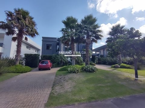 Sobrado com 469m², 5 dormitórios, 5 suítes, 2 vagas, Villaggio em Xangri-Lá
