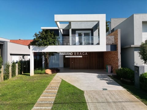 Sobrado com 290m², 4 dormitórios, 4 suítes, 2 vagas, Capão Ilhas Resort em Capão da Canoa