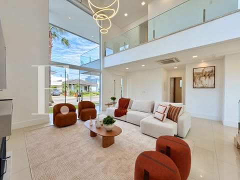 Sobrado com 270m², 5 dormitórios, 5 suítes, 2 vagas, Condado de Capão em Capão da Canoa