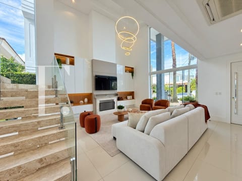 Sobrado com 270m², 5 dormitórios, 5 suítes, 2 vagas, Condado de Capão em Capão da Canoa
