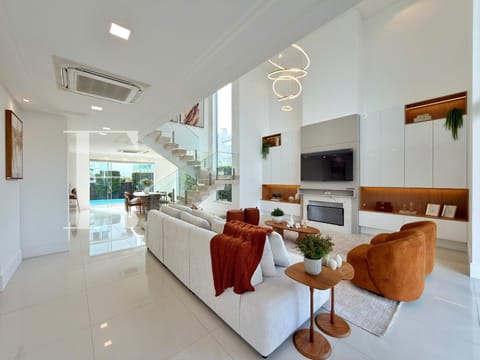 Sobrado com 270m², 5 dormitórios, 5 suítes, 2 vagas, Condado de Capão em Capão da Canoa