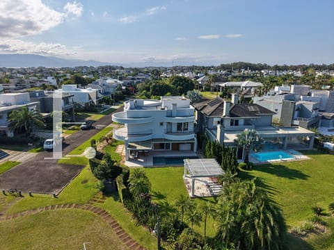 Sobrado com 509m², 5 dormitórios, 5 suítes, 3 vagas, Atlântida Ilhas Park em Xangri-Lá