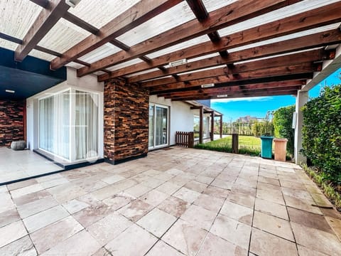 Casa Condomínio com 244m², 3 dormitórios, 3 suítes, 2 vagas, Lagoa do Passo em Osório