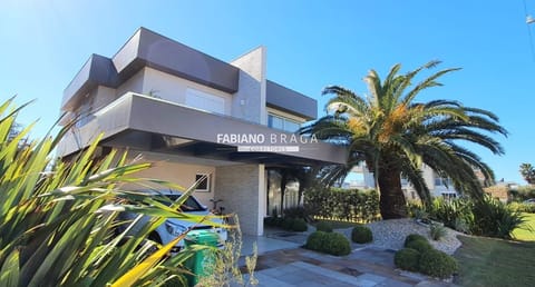 Sobrado com 278m², 4 dormitórios, 4 suítes, 2 vagas, Enseada Lagos em Xangri-Lá
