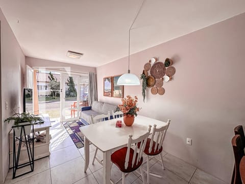 Casa Condomínio com 60m², 2 dormitórios, 1 suíte, Casa Hermosa em Xangri-Lá