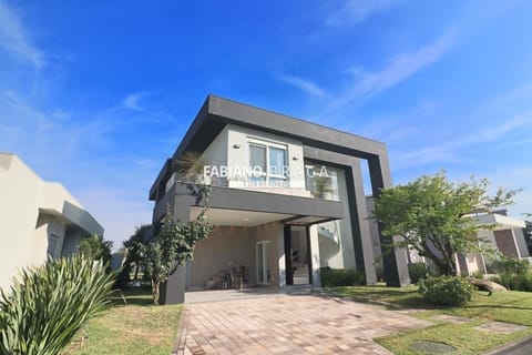 Sobrado com 246m², 4 dormitórios, 4 suítes, 2 vagas, Malibu em Xangri-Lá