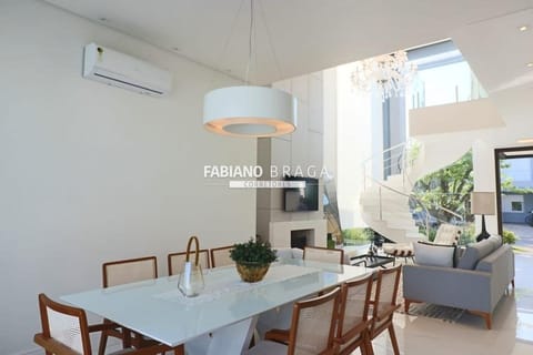 Sobrado com 246m², 4 dormitórios, 4 suítes, 2 vagas, Malibu em Xangri-Lá