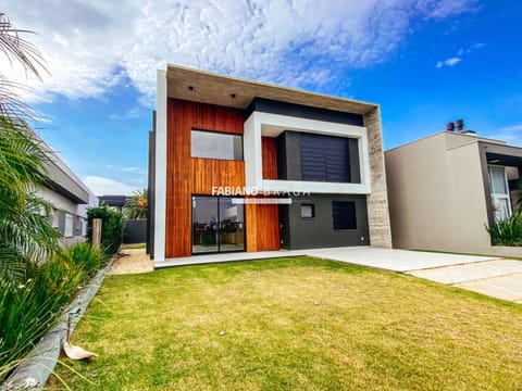 Sobrado com 189m², 4 dormitórios, 4 suítes, 2 vagas, Sea Coast em Xangri-Lá