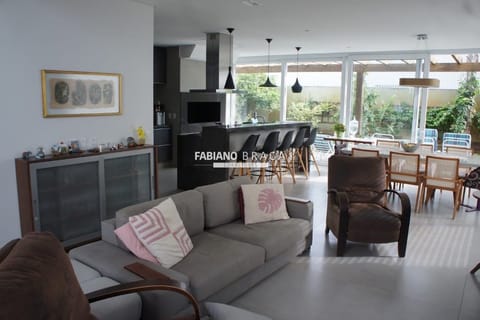Sobrado com 296m², 4 dormitórios, 4 suítes, Villaggio em Xangri-Lá